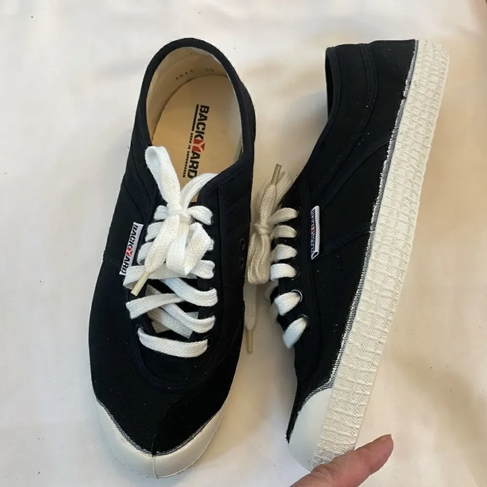 BACKYARD FOOTWEAR BASIC SHOE.  BLACK/WHITE.  NEW IN BOX